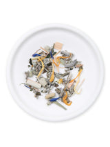 Schale Bio-Kräutertee mit Salbei und Pfefferminze für die Phase des Abstillens