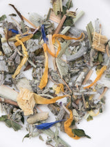 Nahaufnahme Bio-Kräutertee mit Salbei und Pfefferminze für die Phase des Abstillens