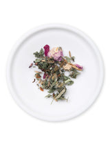 Schale Bio-Kräutertee mit Storchenschnabel und Rotklee für die Zeit des Kinderwunsches