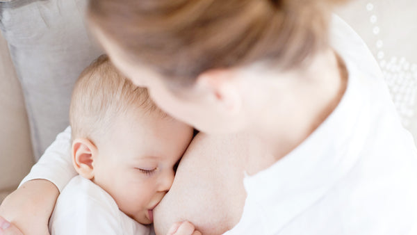 Sommerhitze: So viel sollte dein Baby im Sommer trinken
